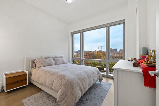 Building Photo - 75 Park Ln S