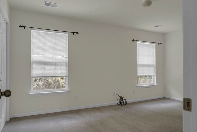 Building Photo - 215 Hemingway Cir