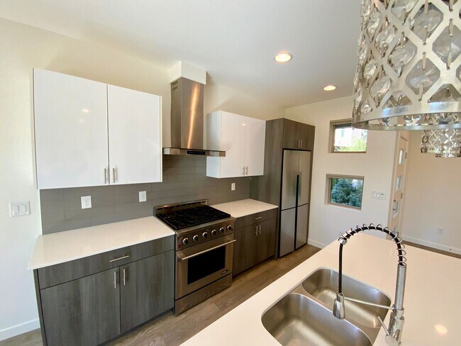Building Photo - Stunning Home with Great Views
