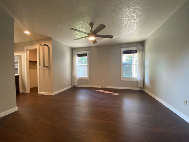 Building Photo - Beautiful 3bed, 2bath 2,550sq.ft. home in ...