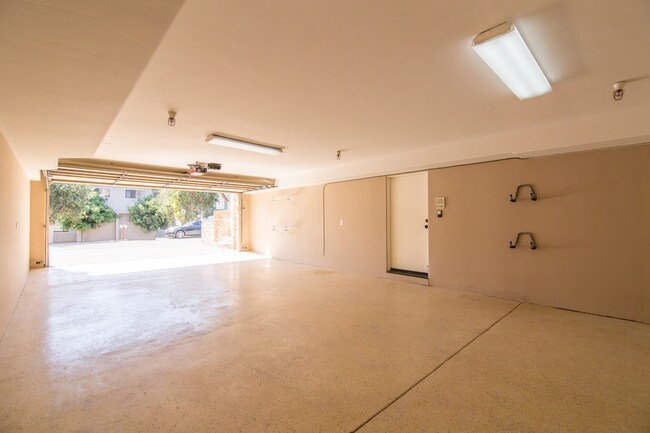 Large double deep dbl wide Garage - 2281 Cambridge Ave