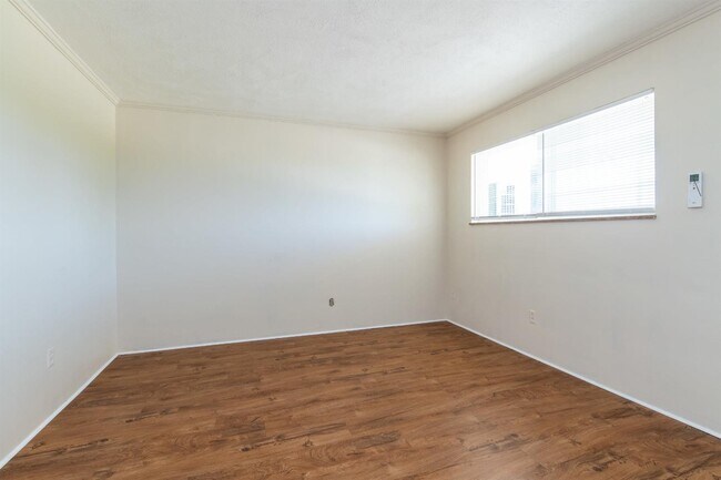 Building Photo - 1685 Alexandria Dr