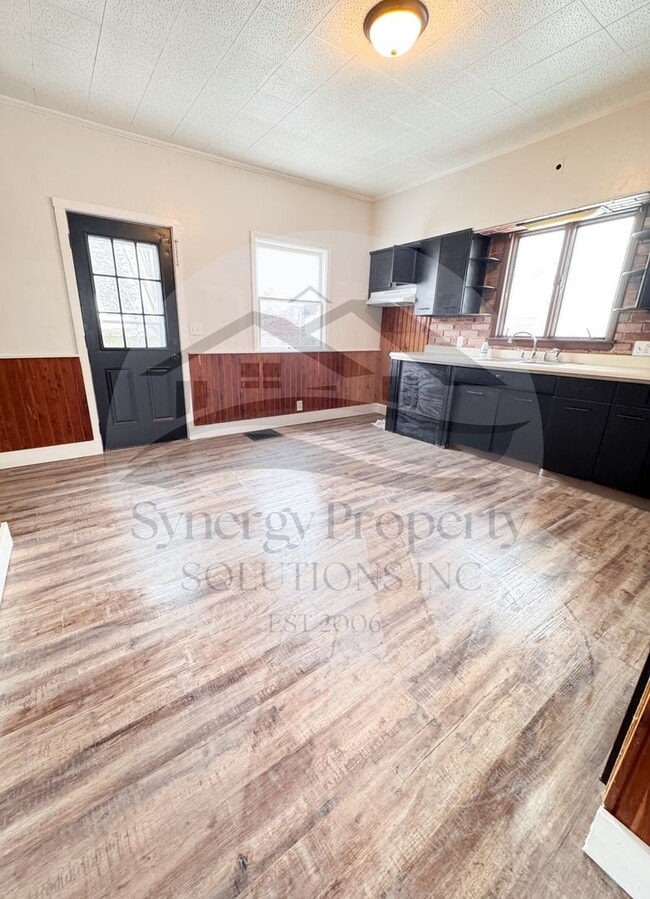 Building Photo - Crestline Home DEPOSIT SPECIAL $295.00