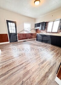 Building Photo - Crestline Home Available Now