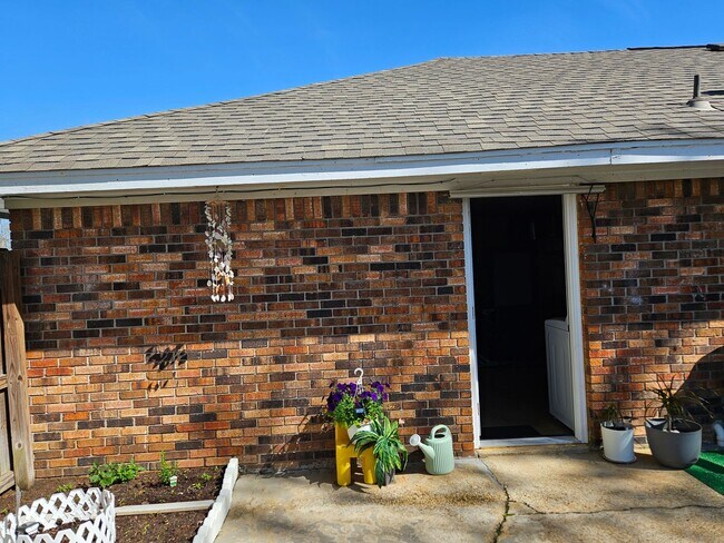 Building Photo - 3 BEDROOM