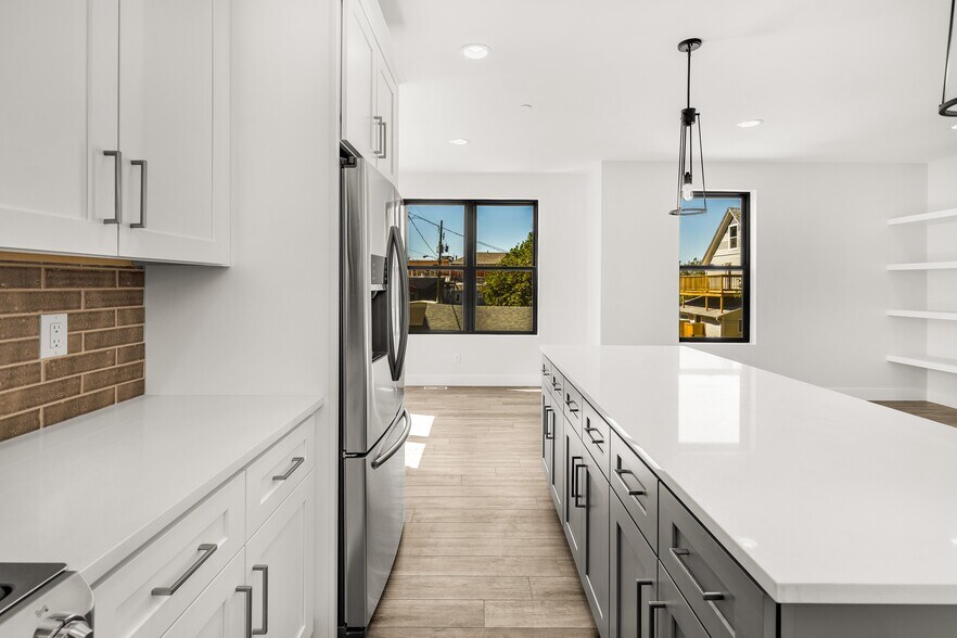 kitchen table seating - 5634 South Curtice Street