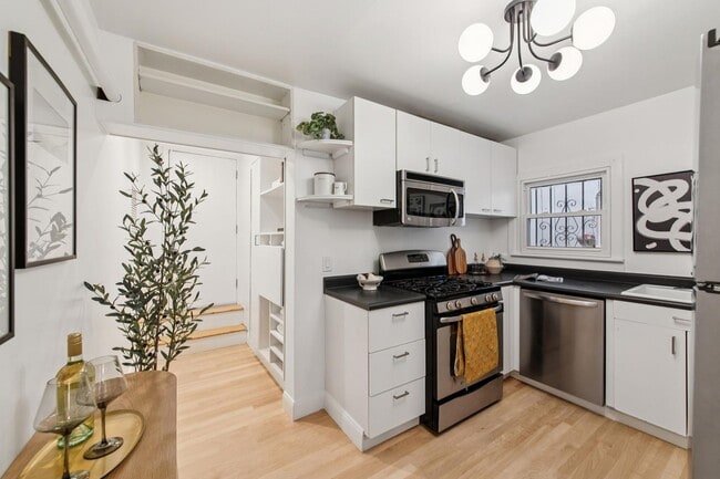 Building Photo - Pacific Heights: Updated Condo w/ Enchanting Shared Garden