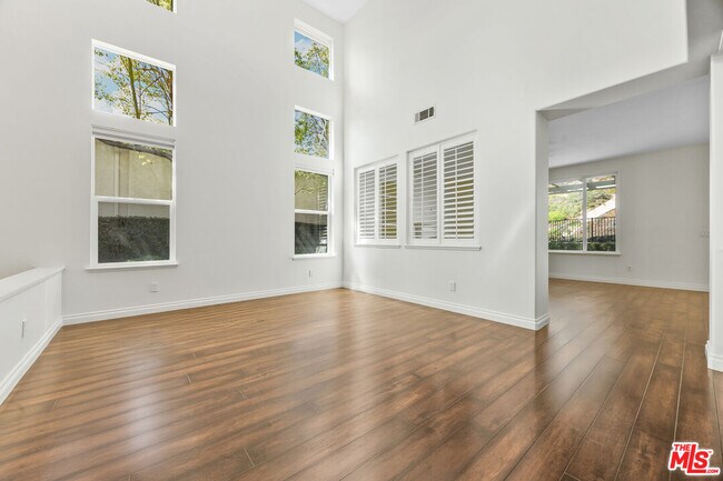 Building Photo - 2909 Venezia Ln