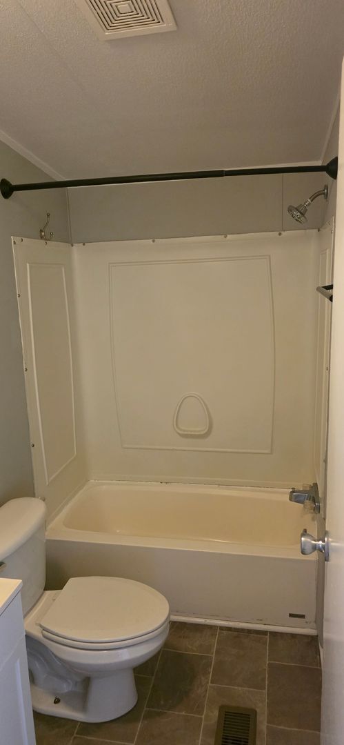 Building Photo - 3 Bed, 2 Bath Single Family