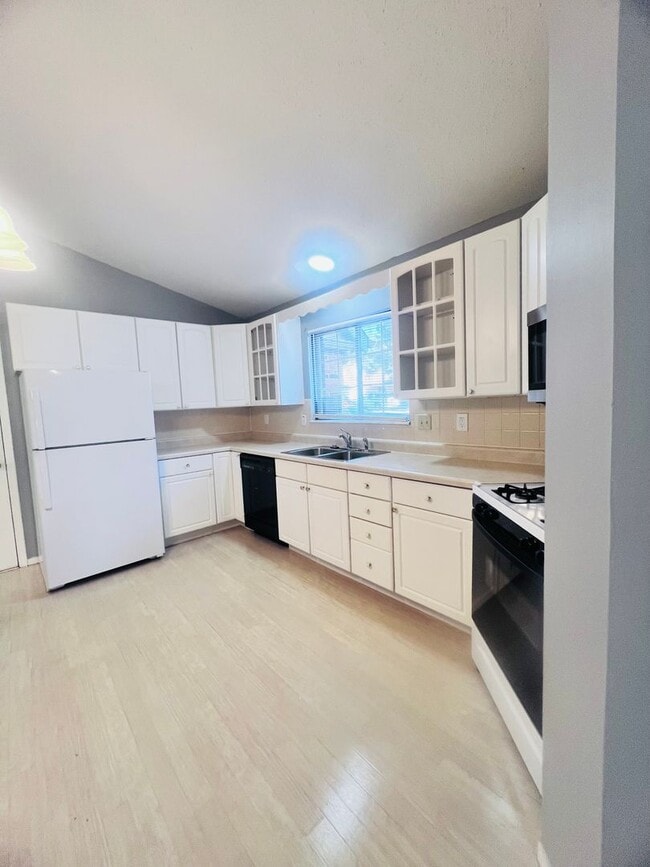 Building Photo - Perfect Nestled Condo Call Now!