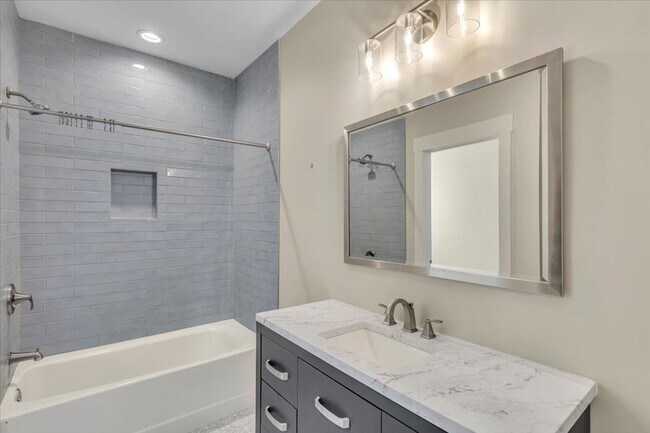 Building Photo - Downtown 4 bedroom home