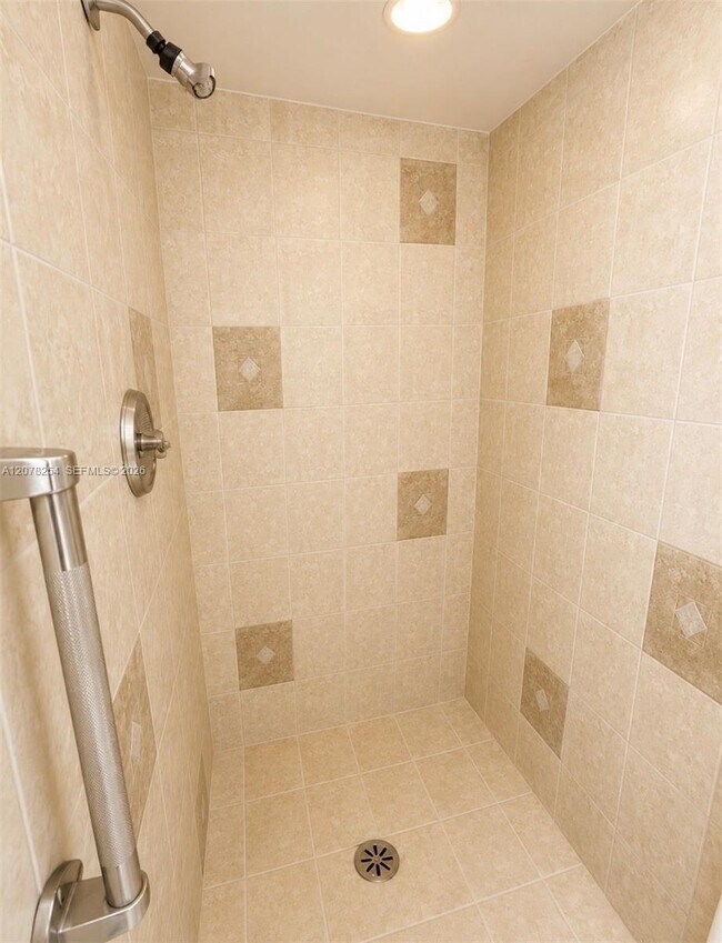 Building Photo - 2500 Parkview Dr