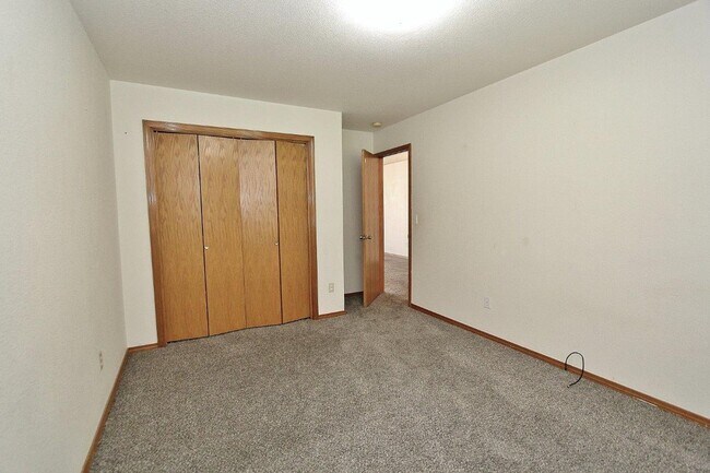 Building Photo - Single-Level Unit w/1-Car Garage