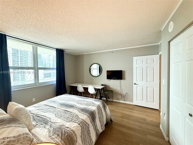 Building Photo - 1155 Brickell Bay Dr