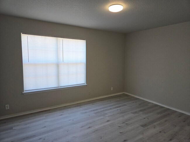 Building Photo - Spacious 4 Bedroom 2.5 Bath 2 Car Garage i...