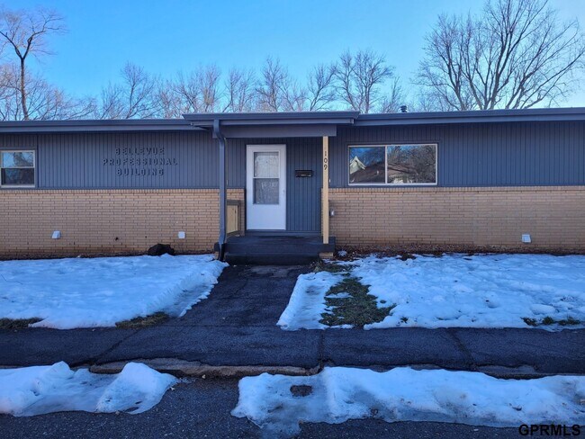 Building Photo - 109 W 20th Ave
