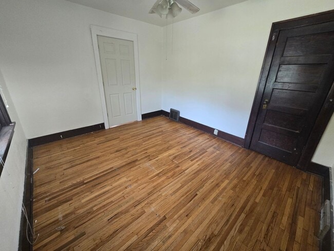 Building Photo - $1200 - 3 Bed 1 Bath Home