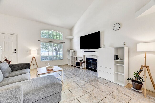 Building Photo - 2 Bedroom Condo w/ Patio & 1 Car Attached Garage