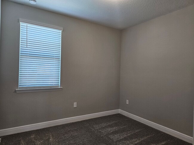 Building Photo - Beautiful and Spacious 3 bedroom 2 bath Townhome With a Split Floor Plan in Winter Garden!