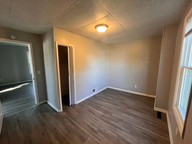 Building Photo - 3 Bedroom 1 Bath House in East Moline