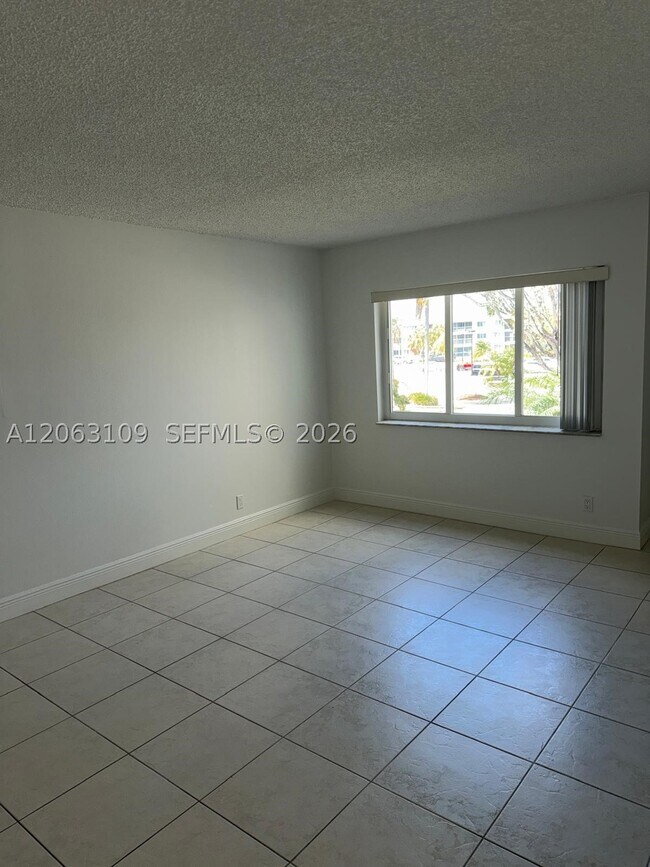Building Photo - 100 Lakeview Dr