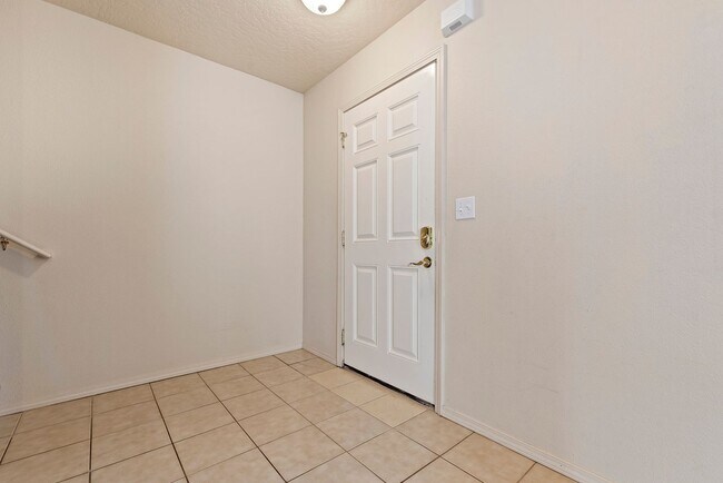 Building Photo - Very Clean 3 Bedroom Home with Community P...