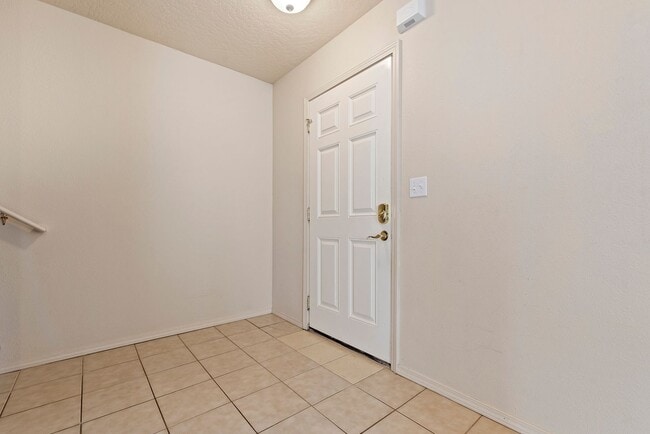 Building Photo - Very Clean 3 Bedroom Home with Community Pool _ Pet Friendly!