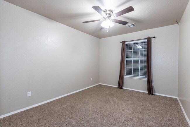 Building Photo - 5 Bed / 2.5 Bath in South Tulsa!