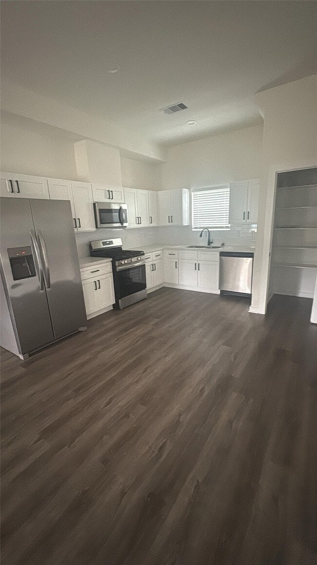 Building Photo - 605 Center St