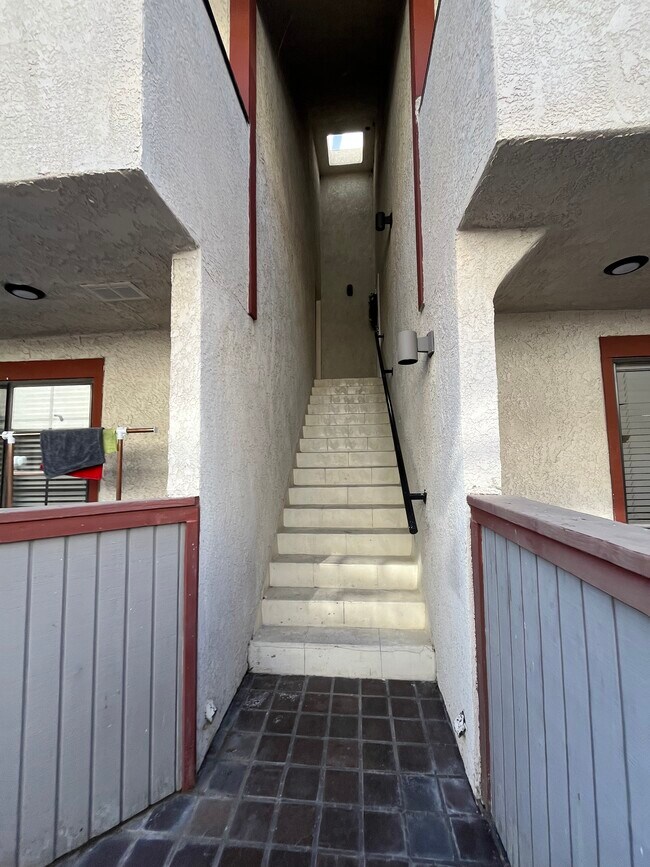 Building Photo - 15946 Vanowen St