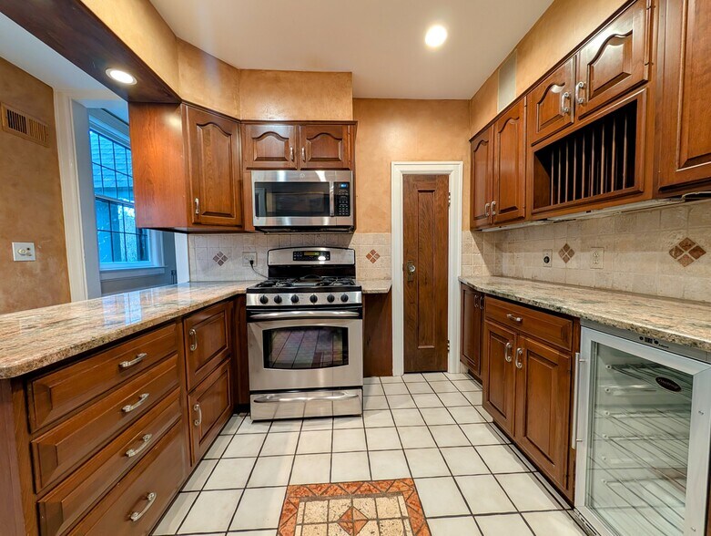 Building Photo - 416 Yarmouth Rd