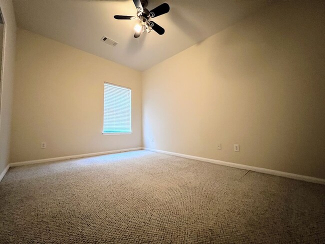 Building Photo - Ready and clean 3 bedrooms in Rice Militar...
