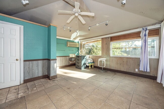 Building Photo - 3 Bedroom 2 Bath Back Bay Luxury Rental Home