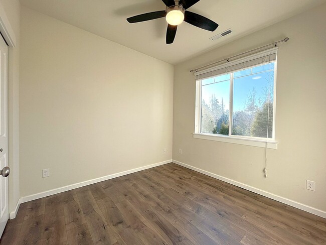 Building Photo - Gorgeous 5-Bedroom Home in University Place!