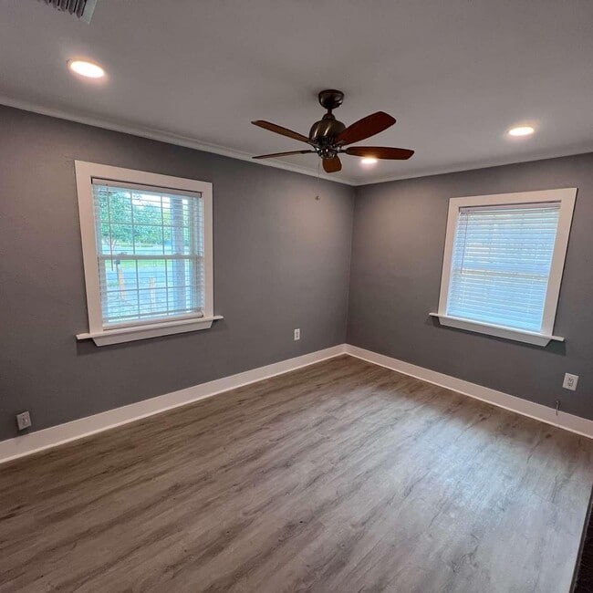 Building Photo - 121 Harbeson Ave SE