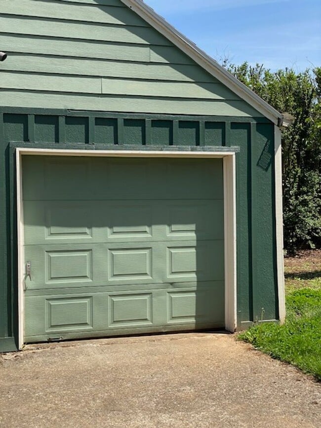 Building Photo - Updated Camas Townhome