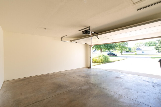 Building Photo - 1704 Juniper Dr