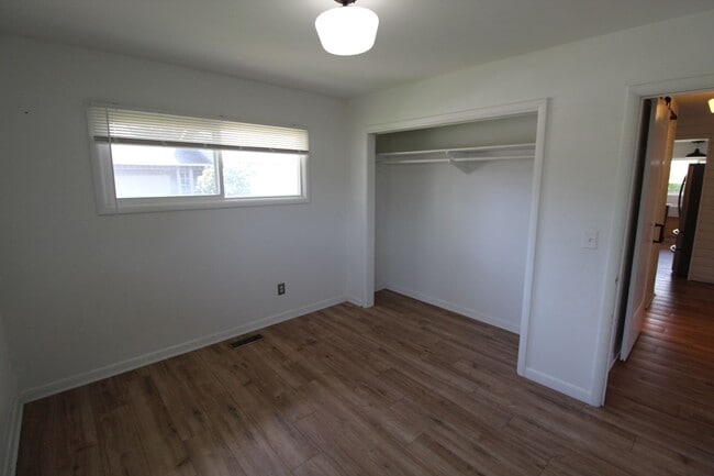 Building Photo - 129 W 39th Ave