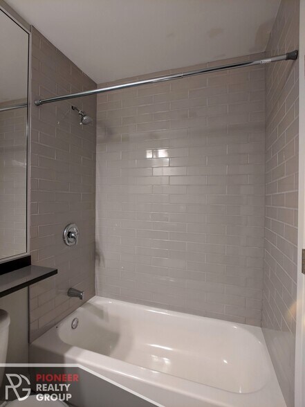 Building Photo - 542 W Surf St