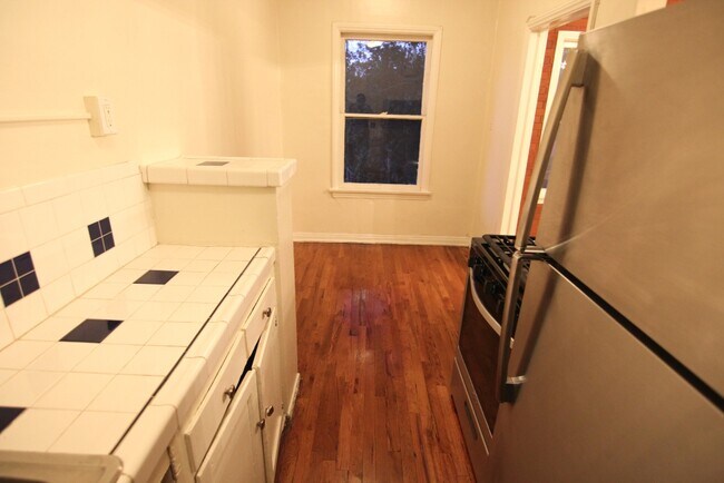 Building Photo - 836 Sanborn Ave