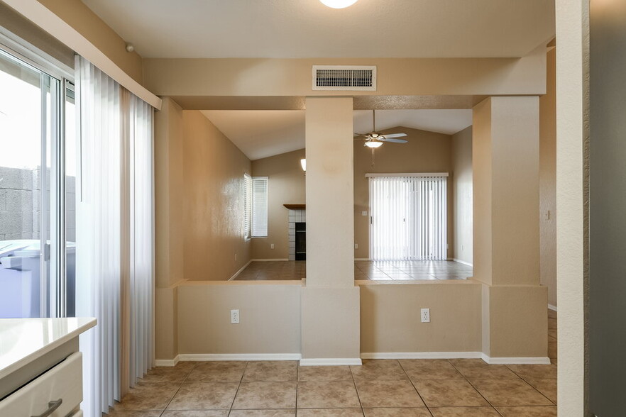 Building Photo - 1102 E Villa Theresa Dr