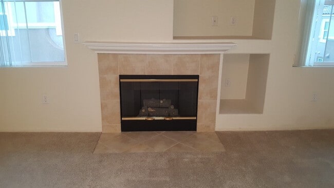 Building Photo - Savannah Terrace 2 BR, 2 BA Unit In Sabre Springs