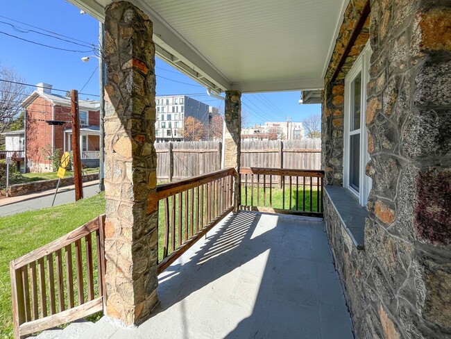 Building Photo - Charming 3BD/1BA Home In Unbeatable Location