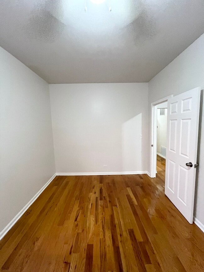 Building Photo - 1530 N Avers Ave