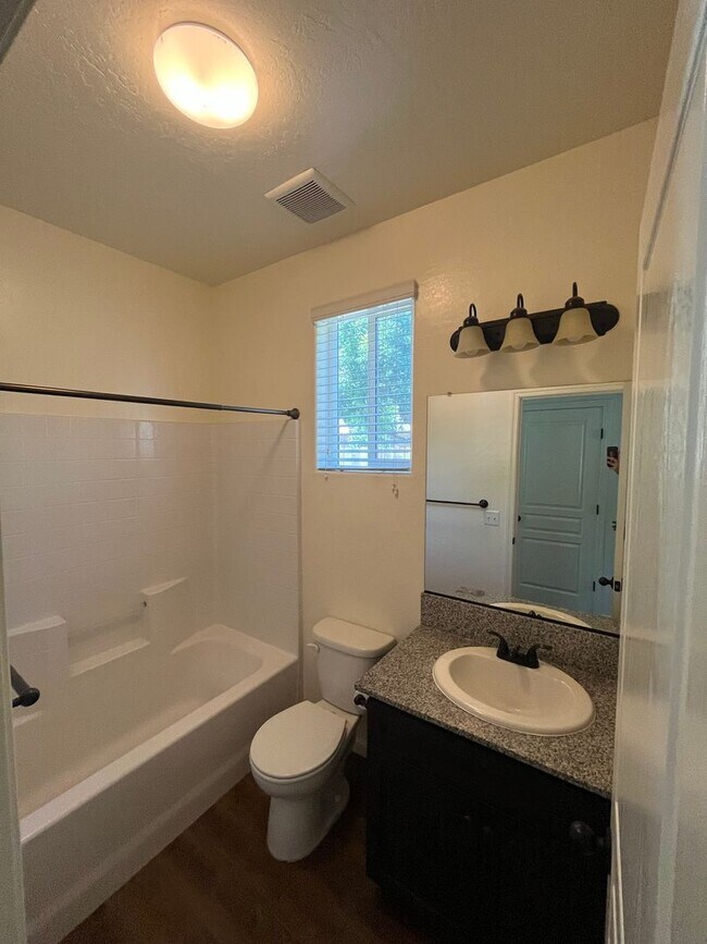 Building Photo - beautiful three bedroom home with sparkling pool in Visalia