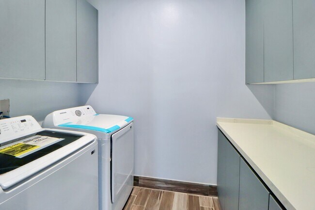 Building Photo - 3027 Clinton Dr