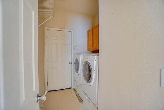 Building Photo - BEAUTIFUL FOUR BEDROOM HOME IN EAST COUNTY