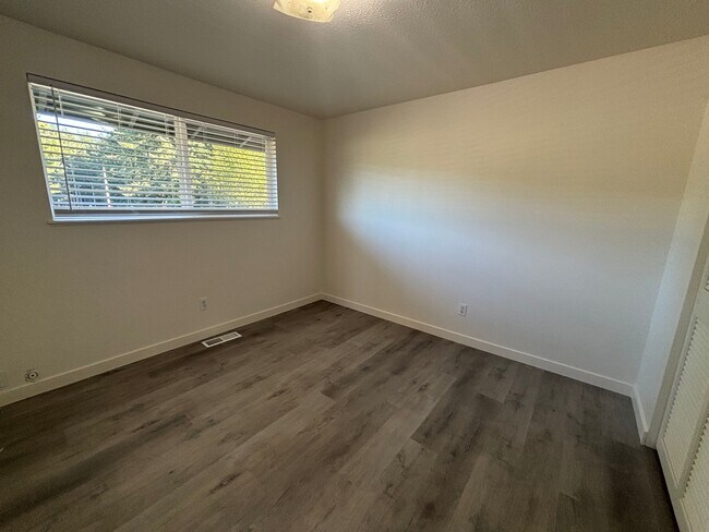 Building Photo - 2248 Madrona Dr SE