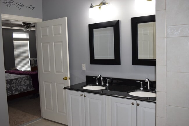 Building Photo - 2500 Eastbourne Dr