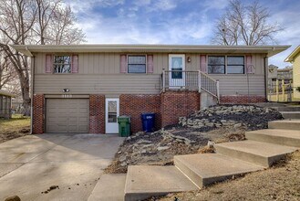 Building Photo - Conveniently Located 3 Bedroom Bellevue Ho...